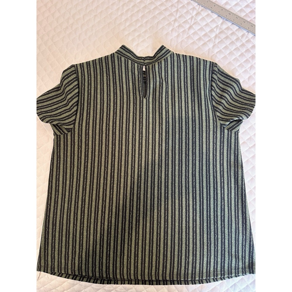 Cable & Gauge Women's Green & Black Striped Short Sleeve Mock Neck Top Size PXL - Picture 2 of 6